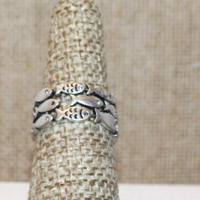 Size 6 Interesting "School of Fish" Infinity Style Ring on a Silver Tone Band (4.6g)