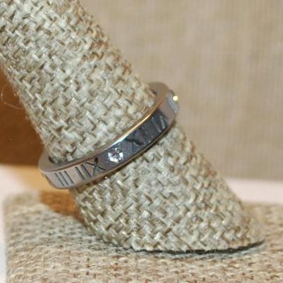 Size 6½ "Roman Numerals" Style Ring on a Silver Tone Band (2.8g)