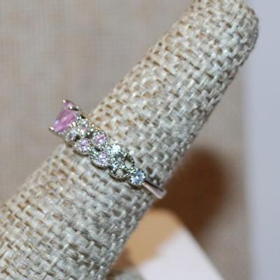 Size 6½ Transparent Light Pink HEART Stone Ring with Pink "Leaf" Side Accents on a Silver Tone Band (2.1g)