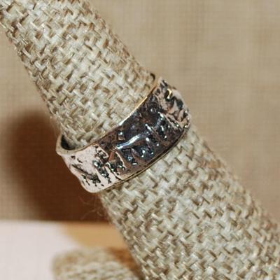 Size 6½ Marked .925 "Wolf in the Forest" Ring on a Silver Band (3.4g)