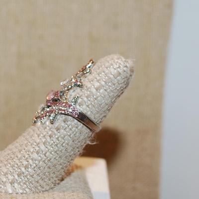 Size 6½ Light Pear Shaped Pink & Clear Stones Party Style Ring on a Silver Tone Band (5.7g)