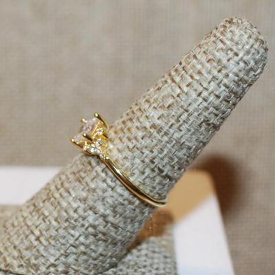 Size 7 Small "Starburst" Style Ring with Accents & Gold Tone Band (1.6g)