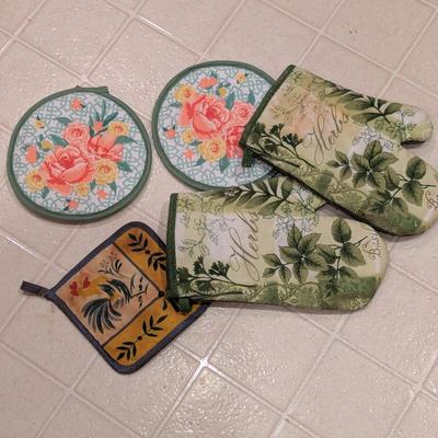 Variety Of Aprons & Oven Mitts