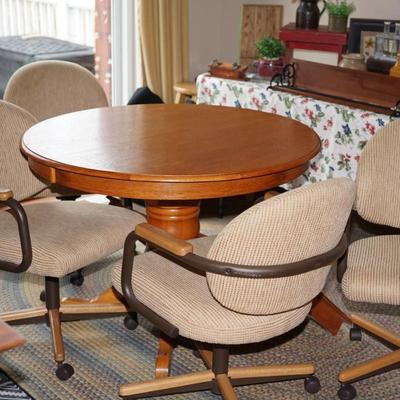 GOOD QUALITY OAK ROUND PEDESTAL TABLE WITH FOUR UPHOLSTERED CHAIRS ON CASTORS/ EXTRA LEAF