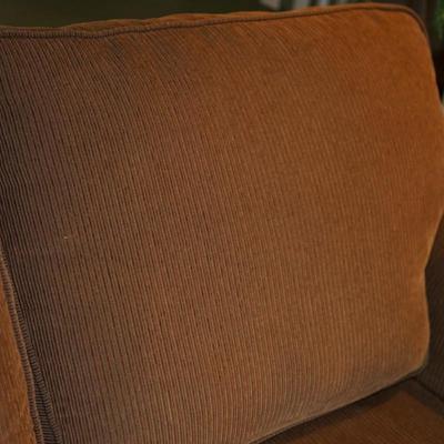 LAZY BOY QUALITY SOFA SLEEPER IN A MEDIUM BROWN/ CRANBERRY COLORED BLEND. QUEEN SIZE
