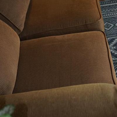 LAZY BOY QUALITY SOFA SLEEPER IN A MEDIUM BROWN/ CRANBERRY COLORED BLEND. QUEEN SIZE