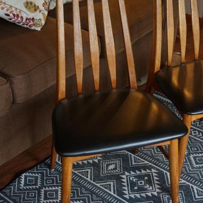 SET OF THREE ARROW BACK TEAK DINING CHAIRS W/ BLACK VINYL SEATS.