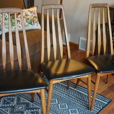 SET OF THREE ARROW BACK TEAK DINING CHAIRS W/ BLACK VINYL SEATS.