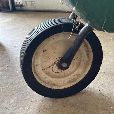 LOT 2G: Scott’s Turf Builder Edgeguard Spreader & Wheelbarrow