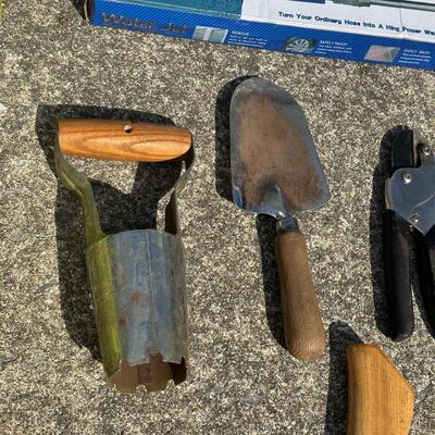 LOT 9G: Gardening Tool Essentials! 18 Piece Apollo Garden Tool Set& More