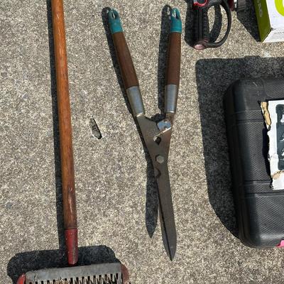 LOT 9G: Gardening Tool Essentials! 18 Piece Apollo Garden Tool Set& More