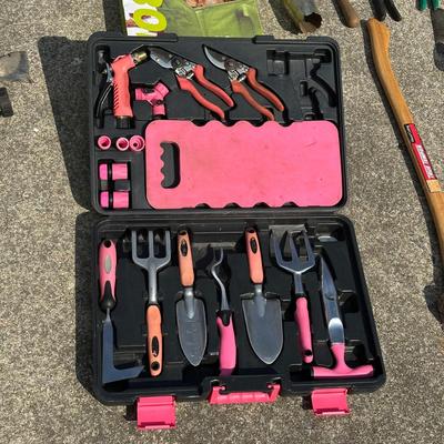 LOT 9G: Gardening Tool Essentials! 18 Piece Apollo Garden Tool Set& More