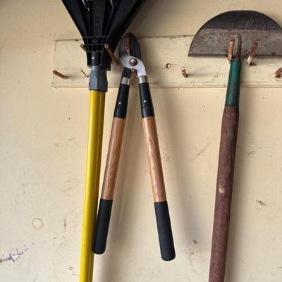LOT 10G: House/Garden Tools! Shovels, Snow Shovels, Brooms & More