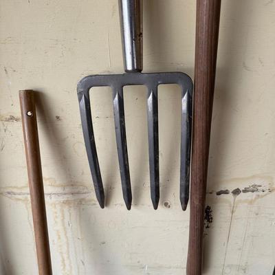 LOT 10G: House/Garden Tools! Shovels, Snow Shovels, Brooms & More