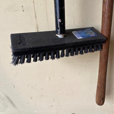 LOT 10G: House/Garden Tools! Shovels, Snow Shovels, Brooms & More