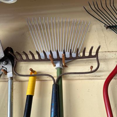 LOT 10G: House/Garden Tools! Shovels, Snow Shovels, Brooms & More