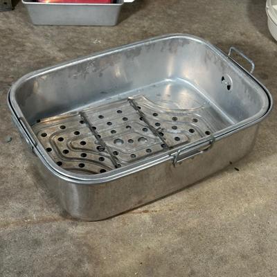 LOT 13G: Kitchen Essentials! Serving Trays, Pyrex, Cutting Board & More