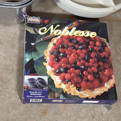 LOT 13G: Kitchen Essentials! Serving Trays, Pyrex, Cutting Board & More