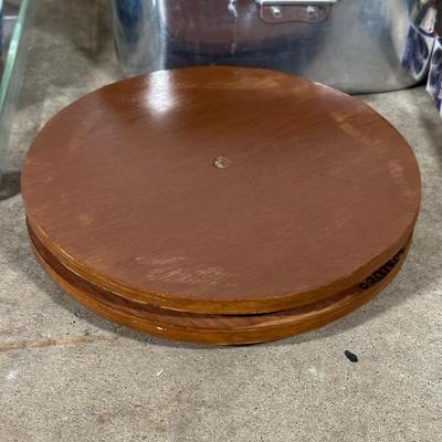 LOT 13G: Kitchen Essentials! Serving Trays, Pyrex, Cutting Board & More