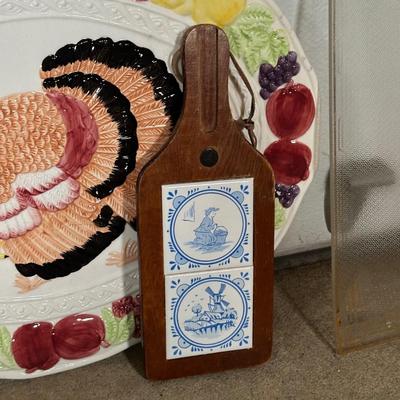 LOT 13G: Kitchen Essentials! Serving Trays, Pyrex, Cutting Board & More