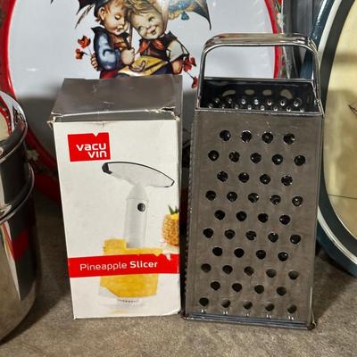 LOT 13G: Kitchen Essentials! Serving Trays, Pyrex, Cutting Board & More