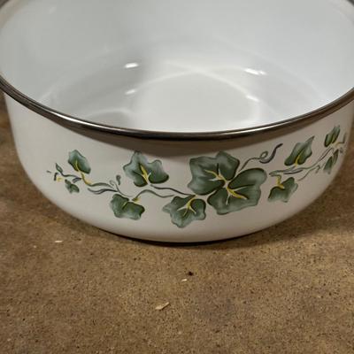 LOT 13G: Kitchen Essentials! Serving Trays, Pyrex, Cutting Board & More