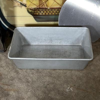 LOT 13G: Kitchen Essentials! Serving Trays, Pyrex, Cutting Board & More