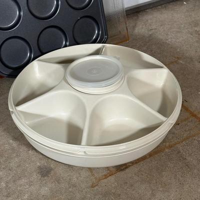LOT 13G: Kitchen Essentials! Serving Trays, Pyrex, Cutting Board & More