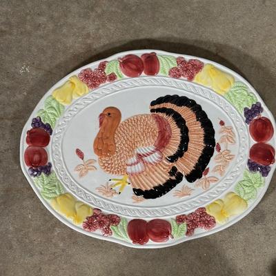 LOT 13G: Kitchen Essentials! Serving Trays, Pyrex, Cutting Board & More