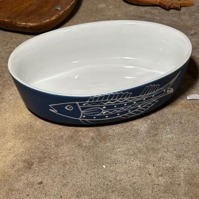 LOT 13G: Kitchen Essentials! Serving Trays, Pyrex, Cutting Board & More