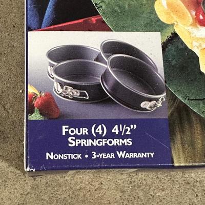 LOT 13G: Kitchen Essentials! Serving Trays, Pyrex, Cutting Board & More