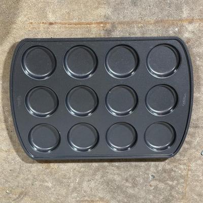 LOT 13G: Kitchen Essentials! Serving Trays, Pyrex, Cutting Board & More