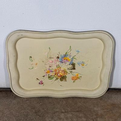 LOT 13G: Kitchen Essentials! Serving Trays, Pyrex, Cutting Board & More