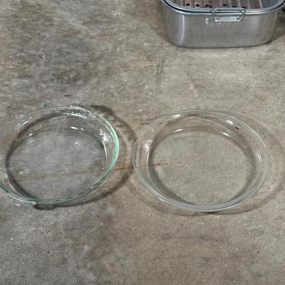 LOT 13G: Kitchen Essentials! Serving Trays, Pyrex, Cutting Board & More