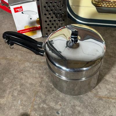 LOT 13G: Kitchen Essentials! Serving Trays, Pyrex, Cutting Board & More