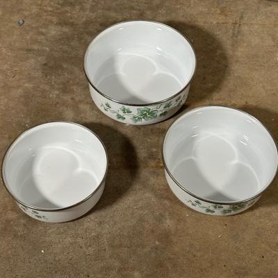 LOT 13G: Kitchen Essentials! Serving Trays, Pyrex, Cutting Board & More