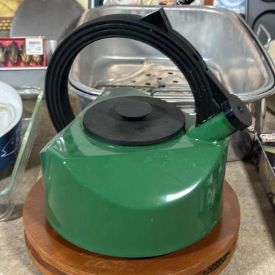 LOT 13G: Kitchen Essentials! Serving Trays, Pyrex, Cutting Board & More