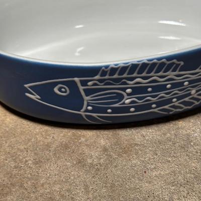 LOT 13G: Kitchen Essentials! Serving Trays, Pyrex, Cutting Board & More