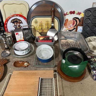 LOT 13G: Kitchen Essentials! Serving Trays, Pyrex, Cutting Board & More