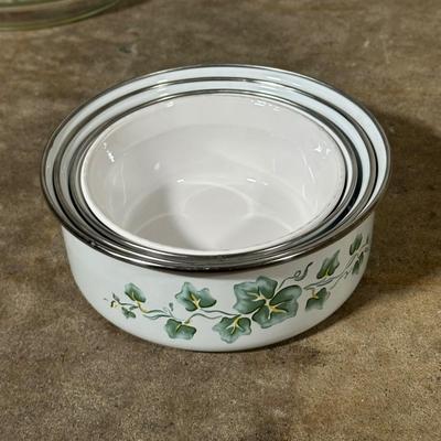 LOT 13G: Kitchen Essentials! Serving Trays, Pyrex, Cutting Board & More