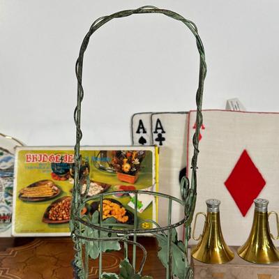 LOT 16D: Beautiful Kitchen Decor, The Cheese & Cracker Bubble & More!