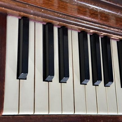 LOT 25L: Lester Betsy Ross Spinet Piano w/ Bench