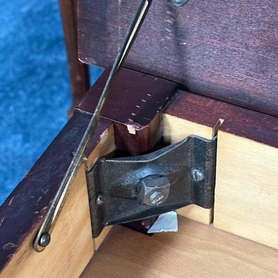 LOT 25L: Lester Betsy Ross Spinet Piano w/ Bench