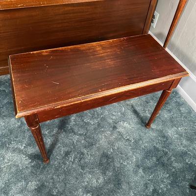 LOT 25L: Lester Betsy Ross Spinet Piano w/ Bench