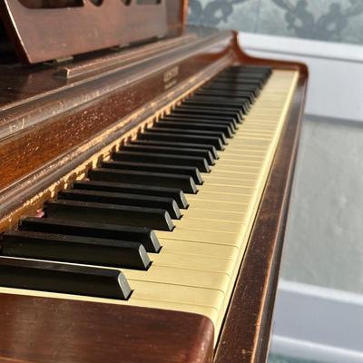 LOT 25L: Lester Betsy Ross Spinet Piano w/ Bench