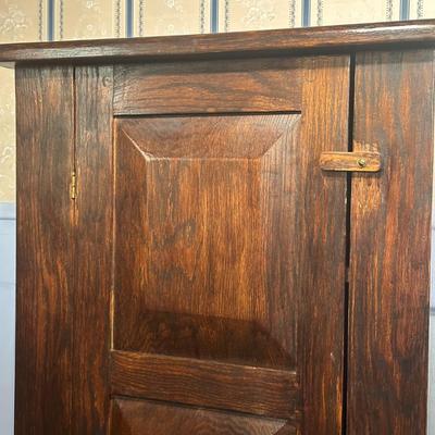 LOT 27L: Vintage Wooden Cabinet