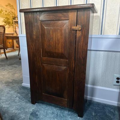 LOT 27L: Vintage Wooden Cabinet