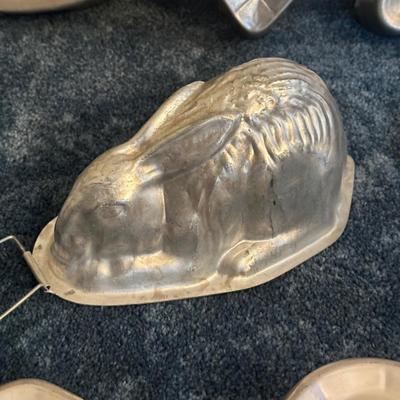 LOT 33L: Vintage Jello Molds & More