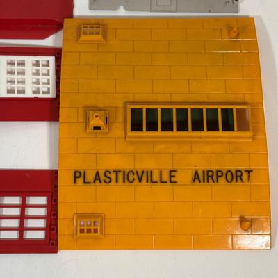 LOT 34L: Lionel Trains & Plasticville Accessories & More!