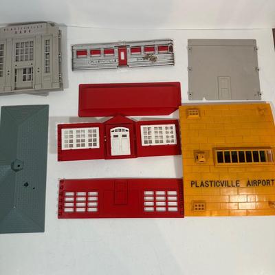 LOT 34L: Lionel Trains & Plasticville Accessories & More!